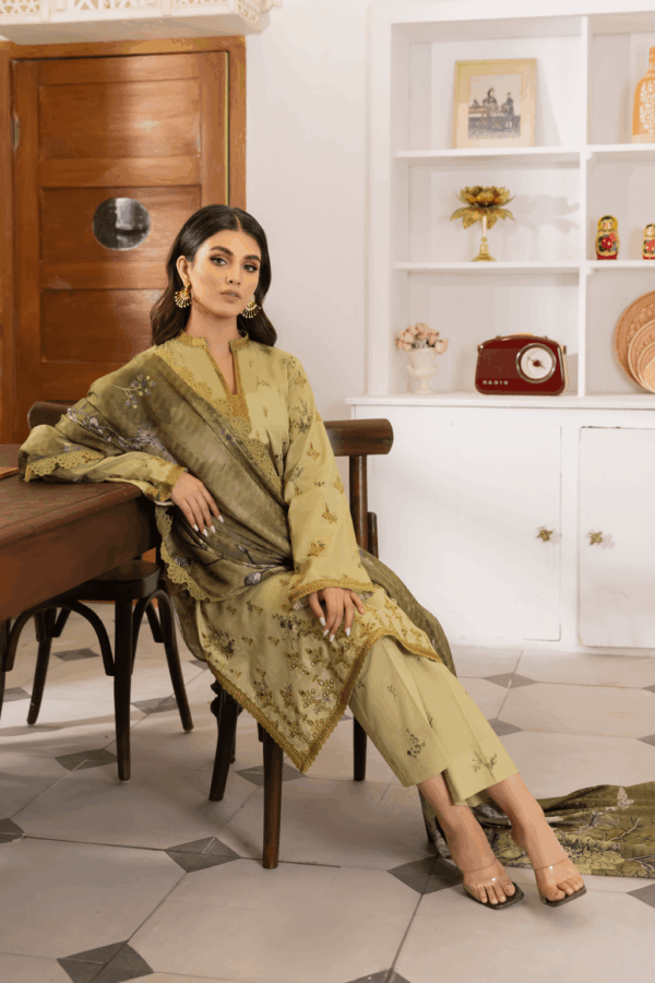 IZNIK (DASTAAN) PREMIUM LAWN - IDL 05 RAYA - Image 3