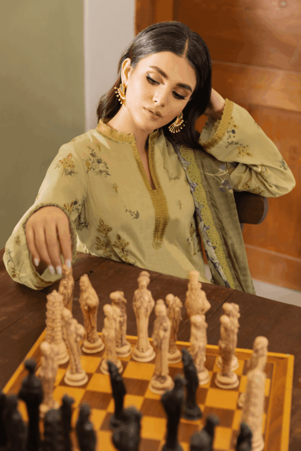 IZNIK (DASTAAN) PREMIUM LAWN - IDL 05 RAYA - Image 5
